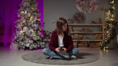 Telefonla konuşan bir adam. Anne oğluna yeni yıl arifesinde hediye verir.