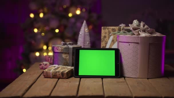 Tablet με πράσινη οθόνη, κουτί δώρου, χριστουγεννιάτικο δέντρο. Καλή Χρονιά 2022 — Αρχείο Βίντεο