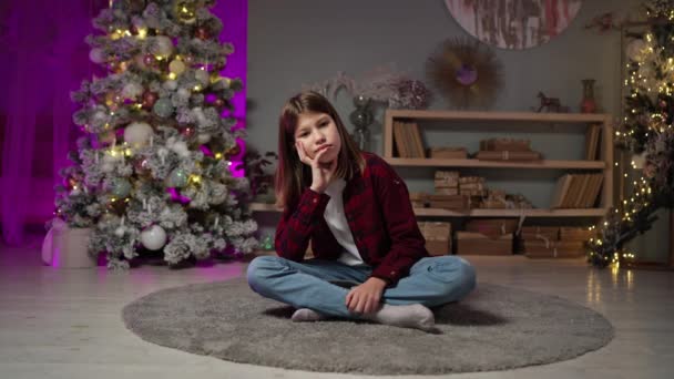 子供のオンライン教育。クリスマスツリーを背景に先生とチャット — ストック動画