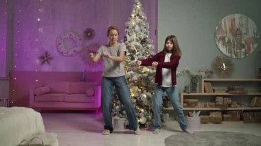 Yeni yıl arifesinde oğlunun arkasında dans eğitimi alan bekar bir anne.