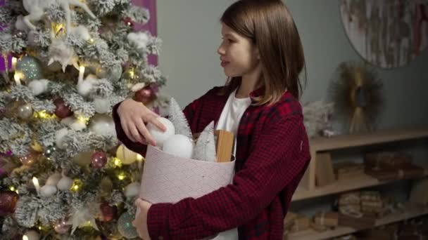 Adolescente de la familia de padres solteros decorar árbol de Navidad en la víspera de año nuevo, se ríe — Vídeo de stock