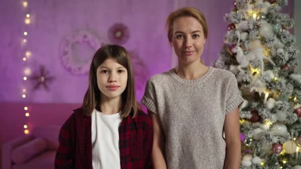 Familia feliz no completa con envoltura de regalo en la sala de estar con árbol de Navidad — Vídeos de Stock