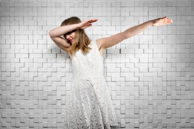 Kız hafifçe dokunuyor. Ses geçirmez duvarlı ses kayıt stüdyosu