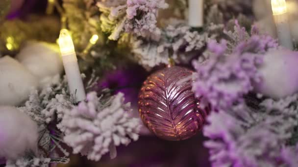 Albero di Natale decorato con palline, luci a candela. Concetto di Capodanno — Video Stock