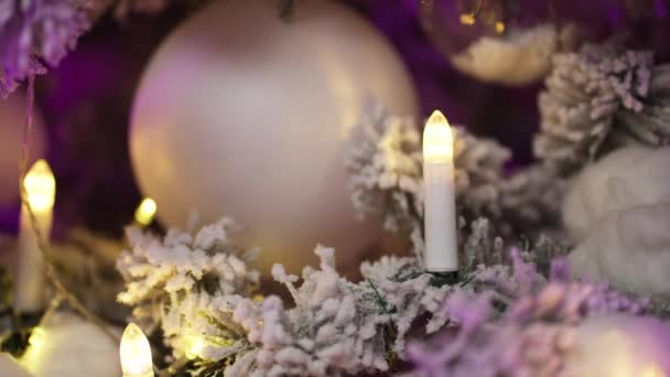 Mit Kugeln geschmückter Weihnachtsbaum, Kerzenlicht. Silvesterkonzept — Stockvideo