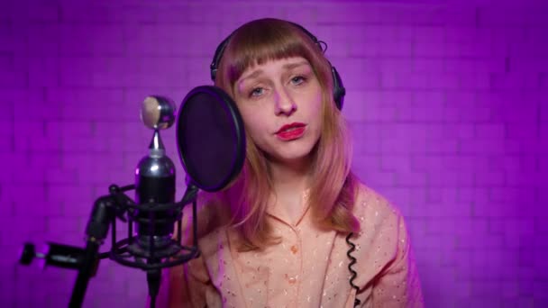 Chanteuse chante chanson dans microphone avec filtre pop. Des étoiles pour la beauté naturelle — Video