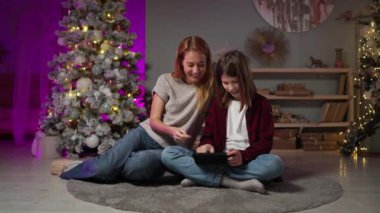 Genç adam annesine yeni yıl arifesinde tablet kullanmayı, eğlenmeyi ve gülmeyi öğretiyor..