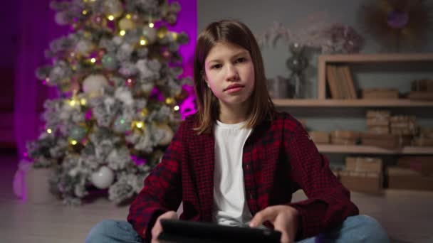 Online-Bildung von Kindern. Chat mit Lehrer über Hintergrund des Weihnachtsbaums — Stockvideo