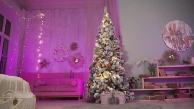 Yılbaşı için Noel ağacı tasarla. Beyaz, gri, pembe, mor tonlarda.