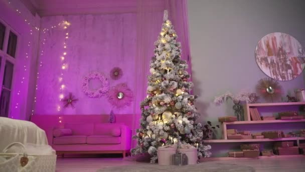 Ontwerp kerstboom voor nieuwjaarsvakantie in witte, grijze, roze, paarse tinten — Stockvideo