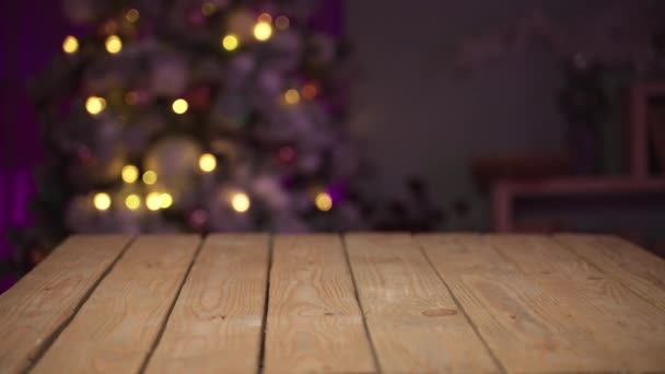 Ano Novo cinza, marsala, conceito roxo com a colocação de pacote de tiro. Árvore Natal — Vídeo de Stock
