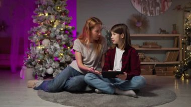 Genç adam annesine yeni yıl arifesinde tablet kullanmayı, eğlenmeyi ve gülmeyi öğretiyor..