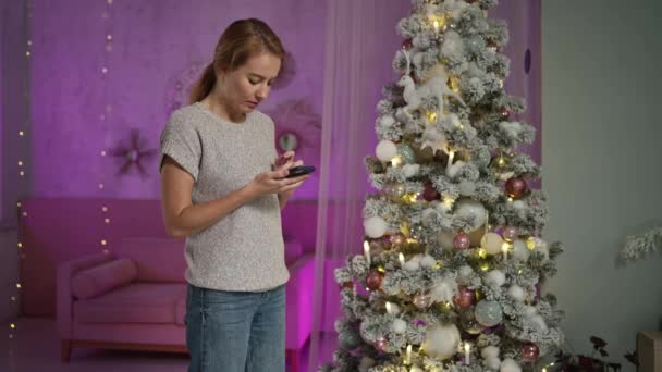 Tini fiú ad neki egyedülálló szülő szilveszteri ajándék a szobában karácsonyfa — Stock videók