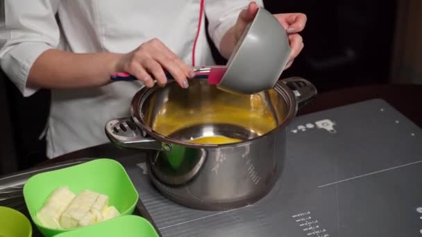 Um profissional de pastelaria chef blogger prepara um bolo na frente da câmera — Vídeo de Stock