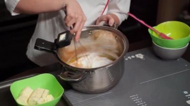 Bir aşçı blogcusunu aktar. Pasta yapmak için adım adım talimatlar.