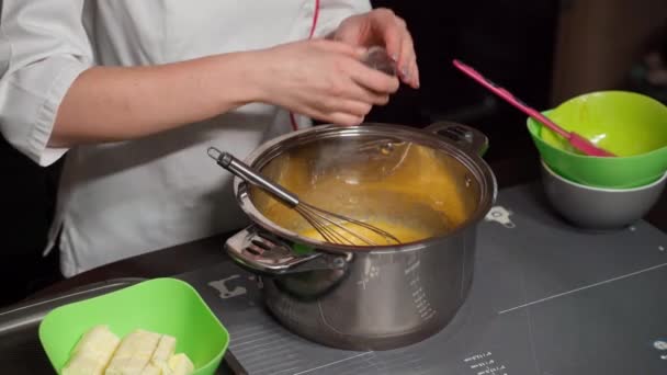 Chef pastelero profesional enseña en línea receta paso a paso para pastel de Navidad. — Vídeo de stock