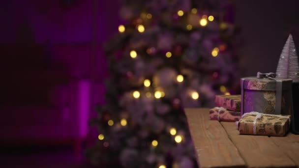 Tabletta zöld képernyővel, ajándék doboz, karácsonyfa. Boldog új évet 2022-ben — Stock videók