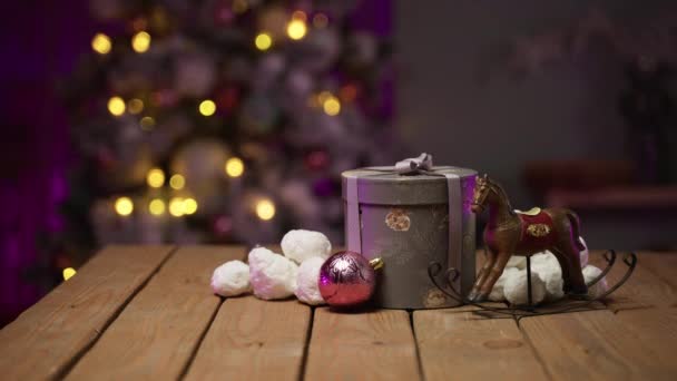 Nouvelle année concept. Cadeaux sur table en bois sur fond d'arbre de Noël — Video