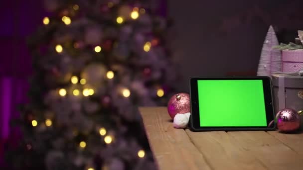 Tablet με πράσινη οθόνη για mock-up στην έννοια της Πρωτοχρονιάς με χριστουγεννιάτικο δέντρο — Αρχείο Βίντεο