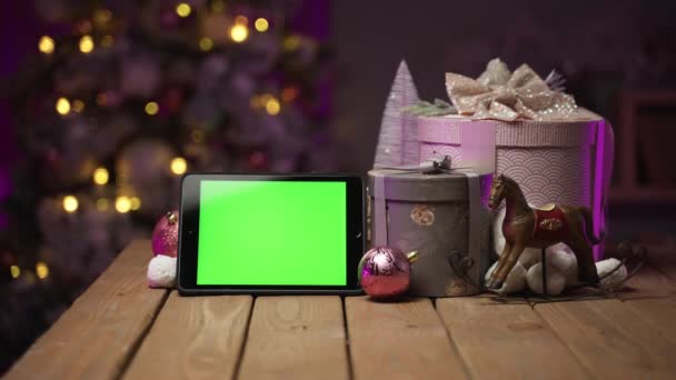Tablet zöld képernyő a modell-up az újévi koncepció karácsonyfa — Stock videók