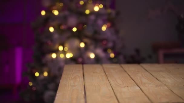 Ano Novo cinza, marsala, conceito roxo com a colocação de pacote de tiro. Árvore Natal — Vídeo de Stock