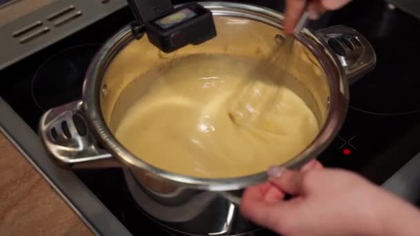 クリスマスケーキを調理するためのステップバイステップのレシピ。アクションカメラでの録音 — ストック動画