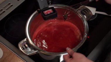 Noel pastası pişirmek için adım adım bir tarifin web kamerası kaydı