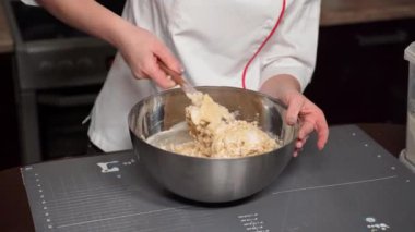 Pasta şefi çörekleri yeni yıla hazırlamak için yoğurur..