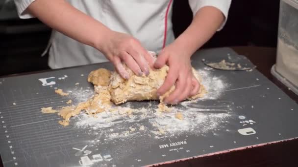 Krok za krokem recept na výrobu medového dortu. Kneads shortbread dough — Stock video