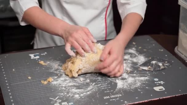 Ricetta passo-passo per fare la torta di miele aperta. Impastare pasta frolla — Video Stock