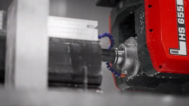 A csúcstechnológiás megmunkálás koncepciója. CNC marógép működtetése — Stock videók