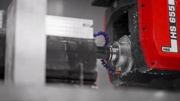 O conceito de usinagem oi-tecnologia. Operação da fresadora CNC — Vídeo de Stock