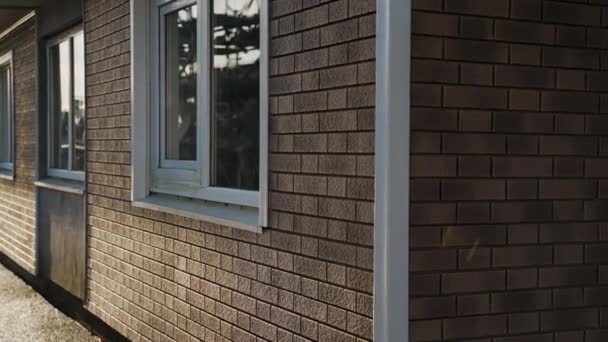 Куточок будинку виконаний з гнучких фасадних панелей з вікном і дверима — стокове відео
