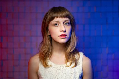 Sarışın ve kâküllü güzel bir genç kadın. Doğal kadın güzelliği kavramı