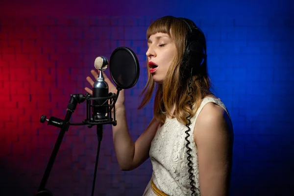 Cantante femenina canta en el micrófono con filtro pop en el estudio de grabación — Foto de Stock