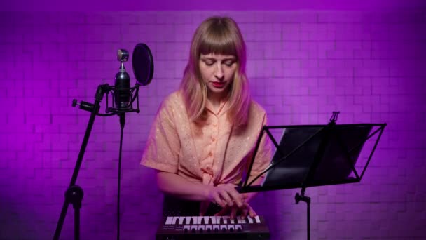 Imparare a distanza di una ragazza a suonare il sintetizzatore. Studio di registrazione — Video Stock