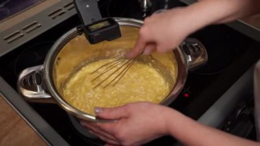 Adım adım Noel pastası pişirme tarifi. Aksiyon kamerasında kayıt