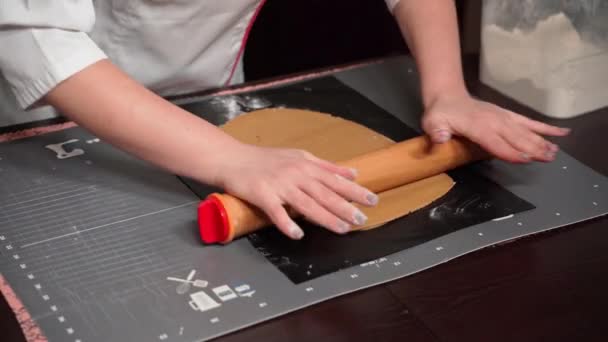 Um chef de pastelaria profissional rola massa de pão curto com um rolo — Vídeo de Stock