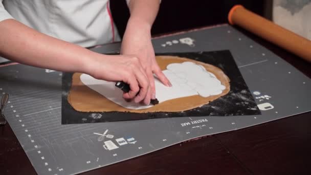 Βήμα-βήμα συνταγή για την κατασκευή χριστουγεννιάτικο κέικ σχήμα της μπότας Santa Clauss — Αρχείο Βίντεο