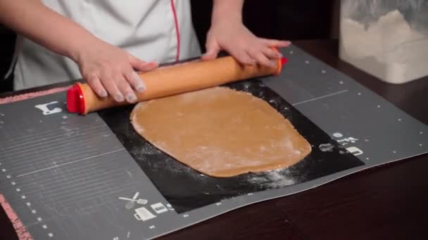 Prorfessionele blogger gebak chef-kok opname stap-voor-stap recept voor het maken van taart — Stockvideo