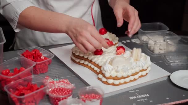 Confectioner conducts master class, teaches step-by-step preparation of cake — Stockvideo