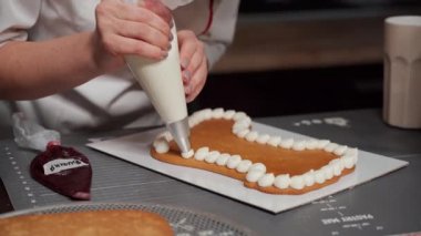 Noel balı hazırlama üzerine yüksek lisans sınıfı Noel Baba botu şeklinde.