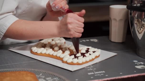 Krok za krokem mistrovská třída vaření vánoční med ve tvaru boty — Stock video