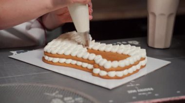 Adım adım Noel ballı tatlı yapma ustası.