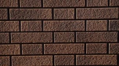 Plastik ön panellerden yapılmış bir binanın duvarında kamera uçuşu..