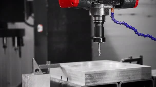 CNC 드릴 조각을 클로즈업합니다. 가공할 수있는 알루미늄 나방 — 비디오