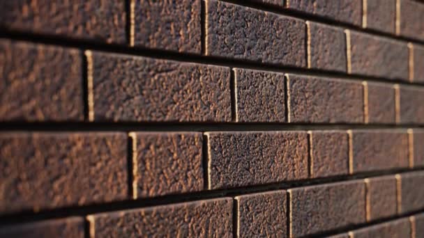 レンガの壁の質感のクローズアップ。石のプラスチック製の模倣で作られた側面 — ストック動画