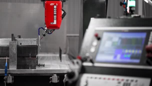 L'operatore CNC controlla lo strumento su un monitor — Video Stock