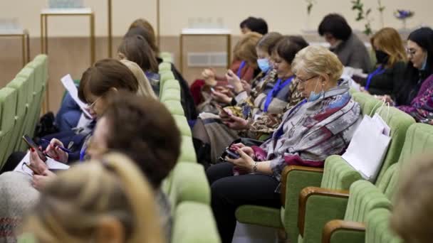 Minsk, Belarus - 10 09 2021: internationaal forum voor onderwijs. Verveelde luisteraars — Stockvideo