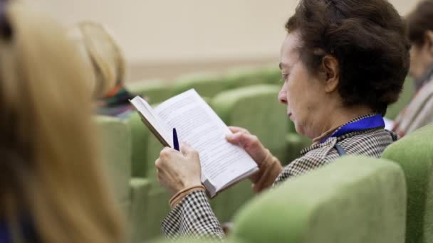 Minsk, Bielorrusia - 10 09 2021: foro internacional para la enseñanza. Mujer leer libro — Vídeo de stock